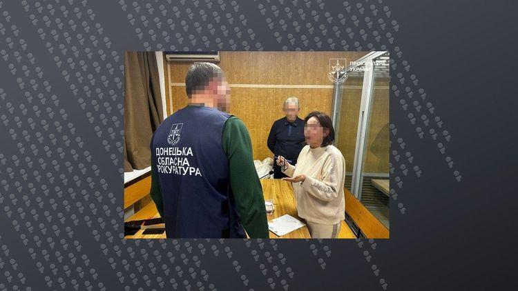 Повідомлено про підозру керівниці освітнього закладу "днр", яка приїхала з окупованої Макіївки для оформлення закордонного паспорта та української пенсії